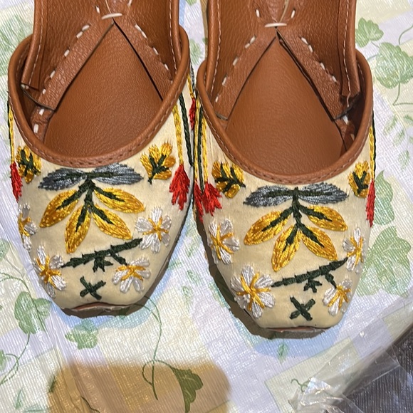 Handmade khussa, thread embroidered, no glued work. - Picture 3 of 4